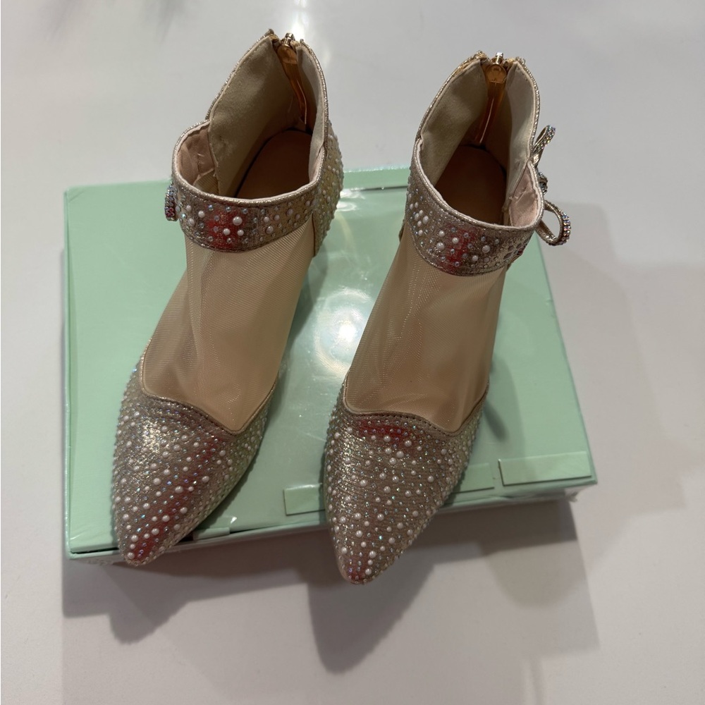 Elegant Pearl-Embellished Women's Shoes